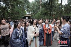 外国留学生武侯祠里“梦回三国” 沉浸式体验传统游艺